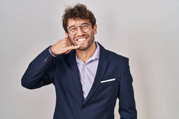 Spanyol Adamı Gözlük Takıyor Gülümsüyor Telefonla Parmak Hareketleri Yapıyor Telefonda — Stok fotoğraf