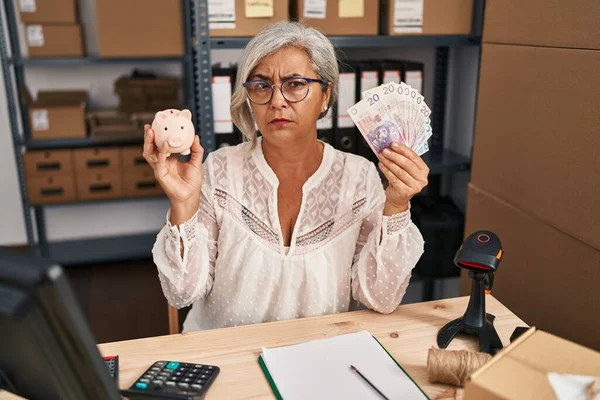 Mujer Mediana Edad Con Pelo Gris Que Trabaja Comercio Electrónico — Foto de Stock
