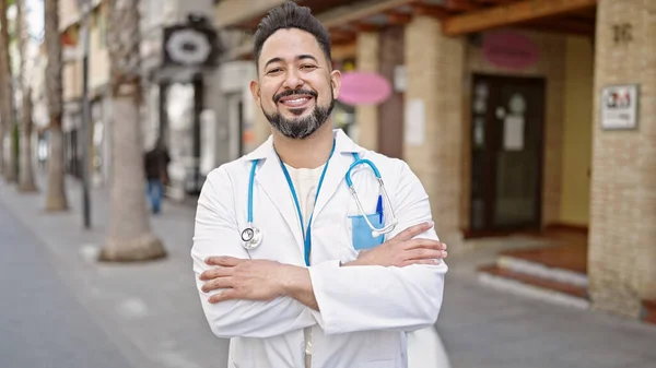 Jonge Latijnse Man Dokter Glimlachend Zelfverzekerd Staande Met Armen Gekruist — Stockfoto