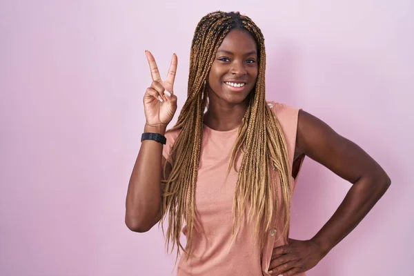 Pembe Arka Planda Örülü Saçları Olan Afro Amerikalı Kadın Kameraya — Stok fotoğraf