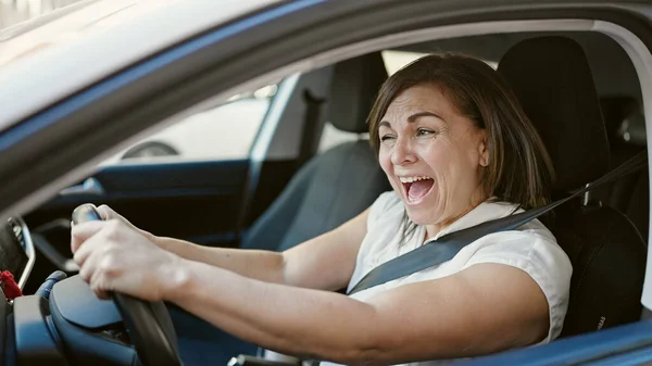 Hispanistische Frau Mittleren Alters Stresst Autofahren Auf Straße — Stockfoto