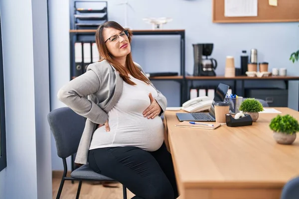 Mladá Těhotná Žena Obchodní Pracovnice Trpí Bolest Zad Kanceláři — Stock fotografie