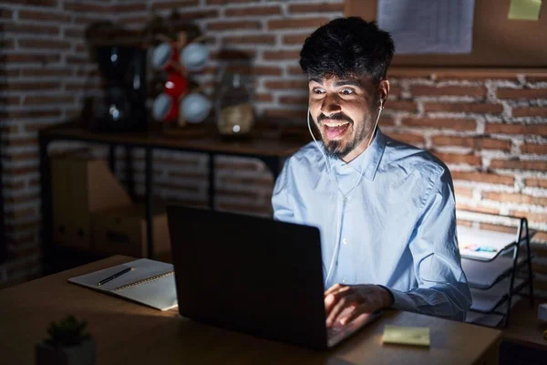 Geceleri Ofiste Çalışan Sakallı Neşeli Bir Ifadeyle Dilini Dışarı Çıkaran — Stok fotoğraf