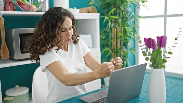 Hispanische Frau Mittleren Alters Sitzt Mit Laptop Auf Tisch Mit — Stockfoto