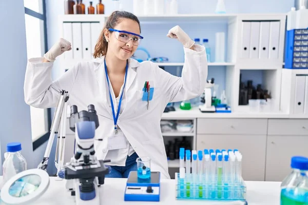 Mujer Hispana Joven Que Trabaja Laboratorio Científico Mostrando Los Músculos — Foto de Stock