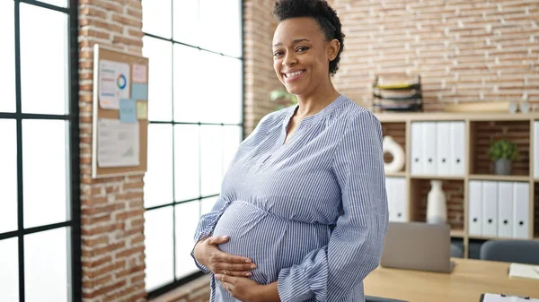 Junge Schwangere Geschäftsfrau Lächelt Selbstbewusst Und Berührt Bauch Büro — Stockfoto
