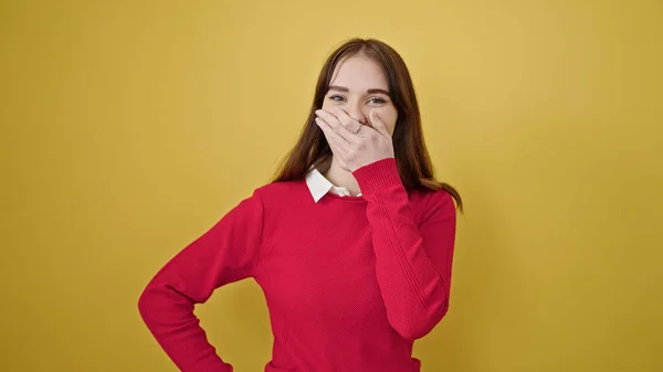 Jovem Hispânica Sorrindo Confiante Com Expressão Surpresa Sobre Fundo Amarelo — Fotografia de Stock