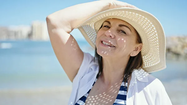Mulher Hispânica Meia Idade Turista Sorrindo Segurando Chapéu Verão Praia — Fotografia de Stock