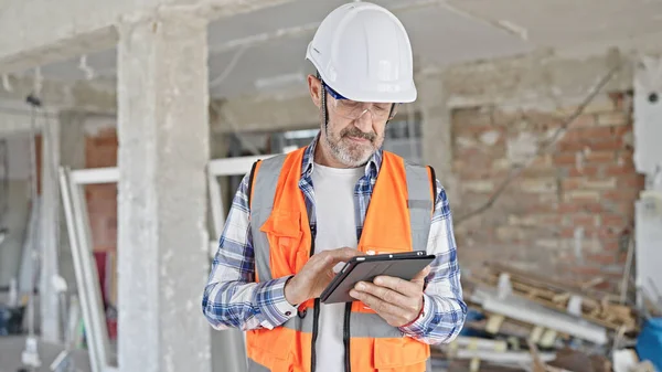 Construtor Homem Meia Idade Usando Touchpad Local Construção — Fotografia de Stock