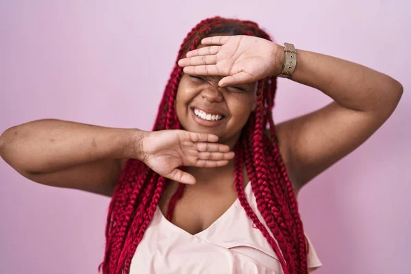 Afroamerikanerin Mit Geflochtenem Haar Vor Rosa Hintergrund Lächelnd Fröhlich Spielend — Stockfoto