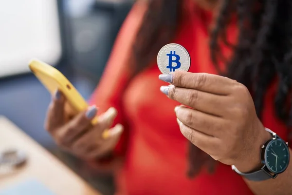 Afrikaanse Amerikaanse Vrouw Met Behulp Van Smartphone Met Bitcoin Kantoor — Stockfoto