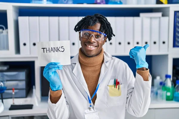 과학자 실험실에서 일하는 머리를 아프리카 남자가 입으로 행복하게 웃으며 옆으로 — 스톡 사진