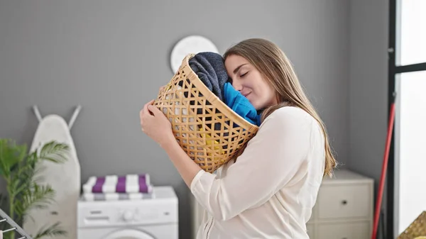Young Beautiful Hispanic Woman Holding Wicker Basket Clothes Touching Softener — Stock Photo, Image