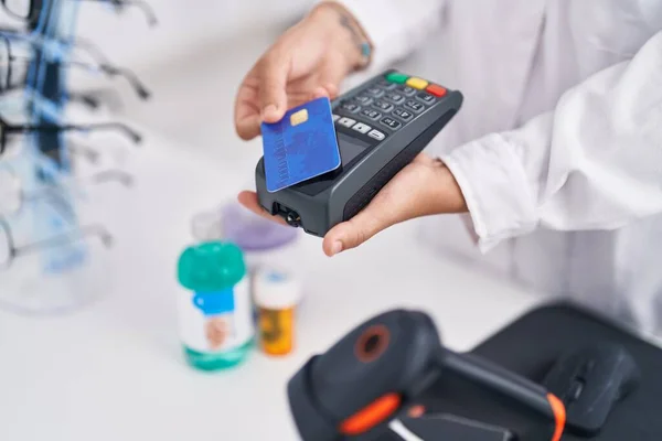 年轻的女药剂师在药房使用信贷卡和数据记录器 — 图库照片