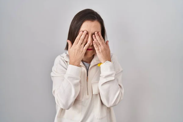 Middle Age Hispanic Woman Standing Isolated Background Rubbing Eyes Fatigue — 图库照片
