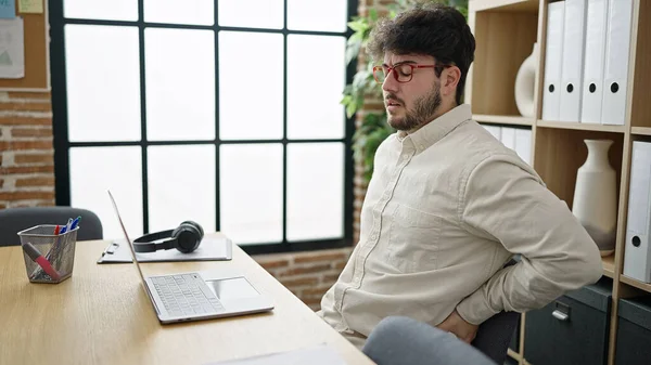 Young Hispanic Man Business Worker Suffering Backache Working Office — Stock Photo, Image