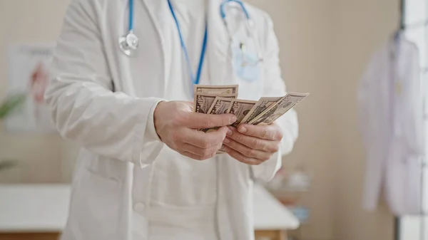 Νεαρός Ισπανός Γιατρός Που Μετράει Δολάρια Στην Κλινική — Φωτογραφία Αρχείου