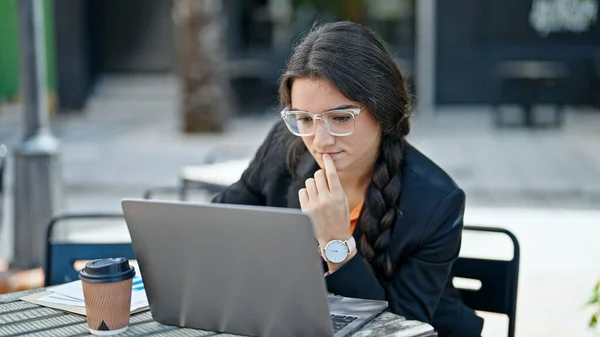 Fiatal Gyönyörű Spanyol Üzleti Dolgozó Laptopot Használ Nyugodt Kifejezéssel Kávézó — Stock Fotó