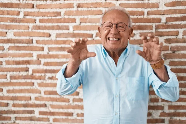 Duvarın Üzerinde Duran Gri Saçlı Yaşlı Adam Komik Bir Şekilde — Stok fotoğraf