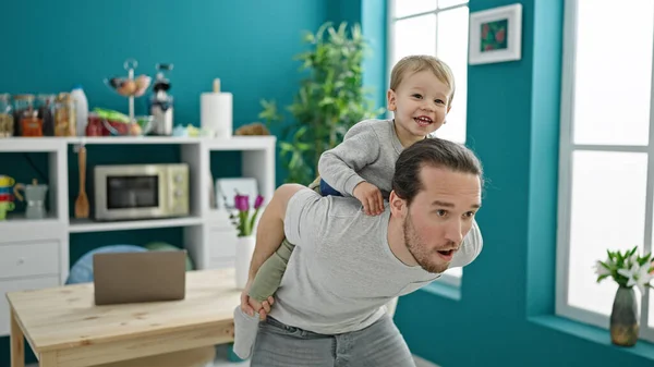 Padre Figlio Sorridono Sicuri Ballare Insieme Nella Sala Pranzo — Foto Stock