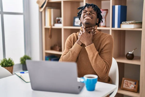 Mladý Afričan Dredy Pracuje Počítačovým Laptopem Křičí Dusí Protože Bolí — Stock fotografie