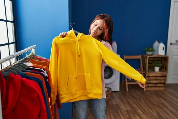 Çamaşırhanede Askıda Eşofman Tutan Beyaz Bir Kadın — Stok fotoğraf
