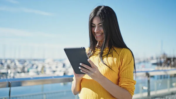 Νεαρή Όμορφη Ισπανόφωνη Γυναίκα Χαμογελά Αυτοπεποίθηση Χρησιμοποιώντας Touchpad Στην Παραλία — Φωτογραφία Αρχείου