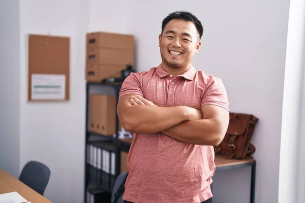Joven Hombre Chino Trabajador Negocios Sonriendo Confiado Pie Con Los —  Fotos de Stock