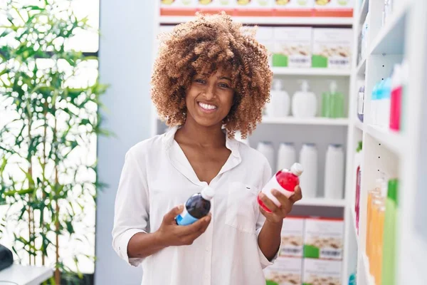 Cliente Afroamericano Sonriendo Confiado Sosteniendo Botellas Medicamentos Farmacia — Foto de Stock