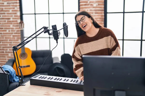 Jonge Spaanse Vrouw Muzikant Zingen Lied Spelen Piano Toetsenbord Muziekstudio — Stockfoto