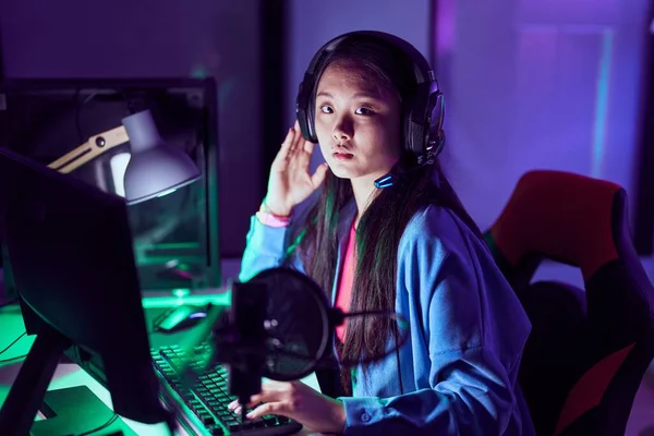 Молодая Китаянка Стример Играет Видеоигры Помощью Компьютера Игровой Комнате — стоковое фото