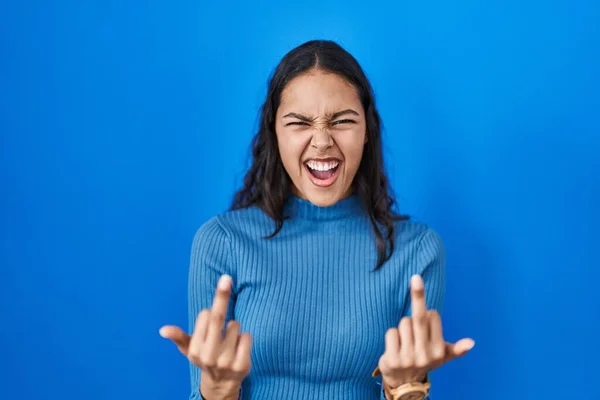 Young Brazilian Woman Standing Blue Isolated Background Showing Middle Finger — Stockfoto