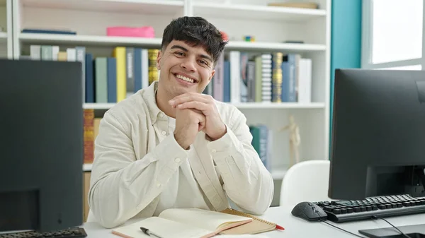 Fiatal Spanyol Diák Mosolyog Magabiztosan Asztalon Könyvtár Egyetemen — Stock Fotó