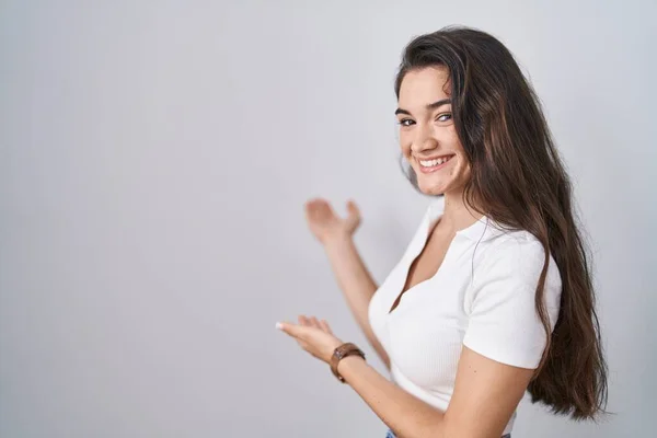 Young Teenager Girl Standing White Background Inviting Enter Smiling Natural — ストック写真