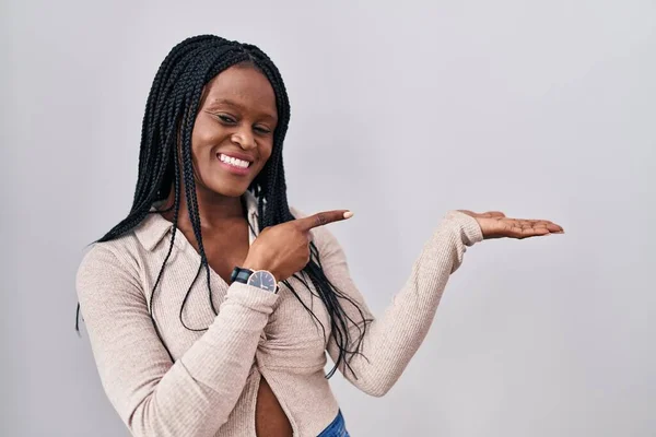 Afrikaanse Vrouw Met Vlechten Staan Witte Achtergrond Verbaasd Glimlachend Naar — Stockfoto