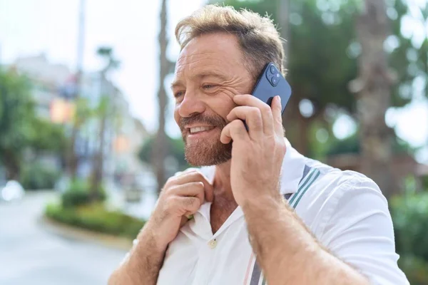 Muž Středního Věku Usmívá Sebevědomě Mluvit Smartphone Ulici — Stock fotografie