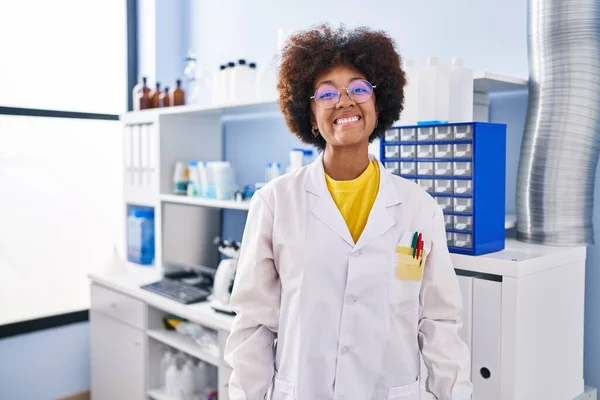 Jeune Femme Afro Américaine Travaillant Laboratoire Scientifique Avec Sourire Heureux — Photo