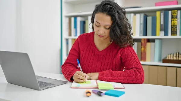 Junge Schöne Hispanische Studentin Mit Laptop Schreibt Notizen Der Bibliothek — Stockfoto