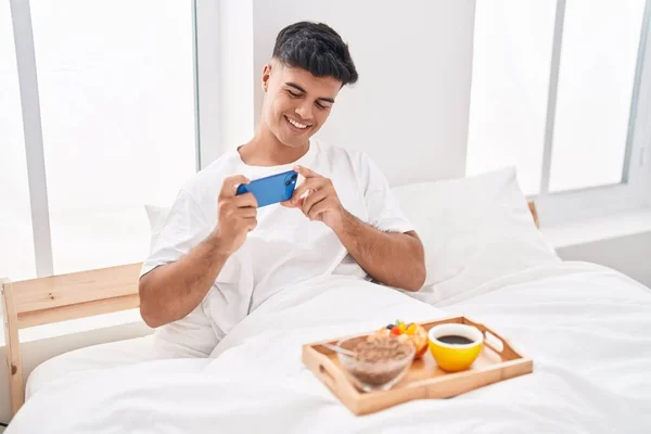 Junger Hispanischer Mann Macht Foto Smartphone Zum Frühstück Schlafzimmer — Stockfoto