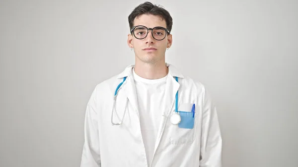 Молодий Іспаномовний Лікар Стоїть Серйозним Виразом Над Ізольованим Білим Тлом — стокове фото