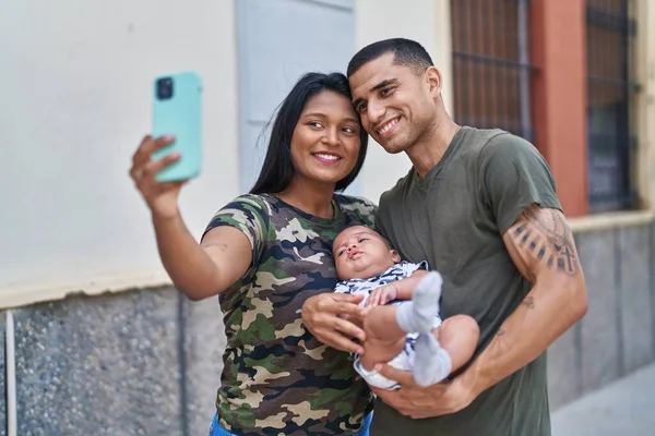 Ισπανόφωνη Οικογένεια Αγκαλιάζει Ένας Τον Άλλον Κάνοντας Selfie Από Smartphone — Φωτογραφία Αρχείου