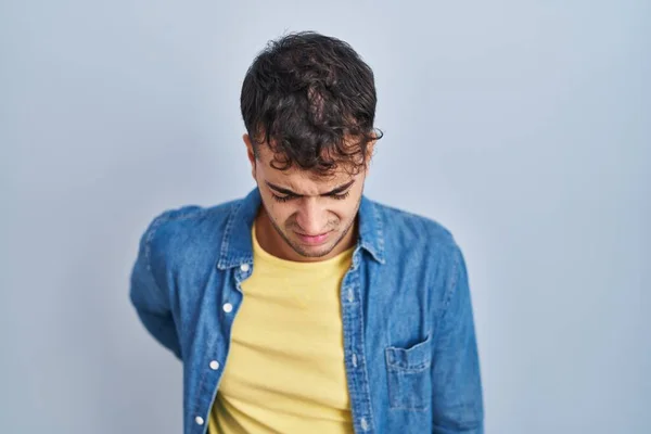 Νεαρός Ισπανόφωνος Στέκεται Πάνω Από Μπλε Φόντο Υποφέρει Από Πόνο — Φωτογραφία Αρχείου