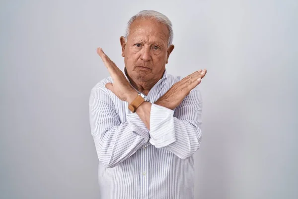 Uomo Anziano Con Capelli Grigi Piedi Sfondo Isolato Espressione Rifiuto — Foto Stock