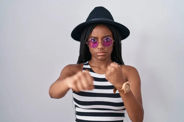 Молодой Африканский Американец Косичками Шляпе Солнцезащитных Очках Бьет Кулаком Драку — стоковое фото