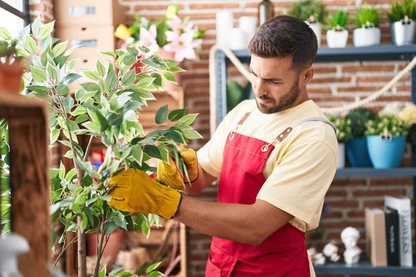 Young Hispanic Man Florist Cutting Sheet Florist — Stock Photo, Image