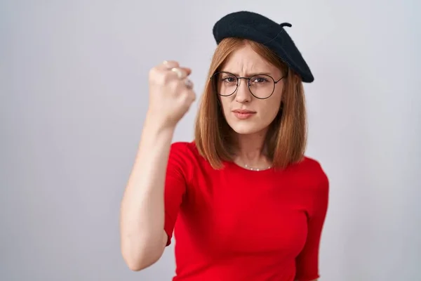 Mujer Pelirroja Joven Pie Con Gafas Boina Enojada Loca Levantando — Foto de Stock