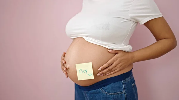 Jong Zwanger Vrouw Zetten Jongen Herinnering Papier Buik Geïsoleerde Roze — Stockfoto