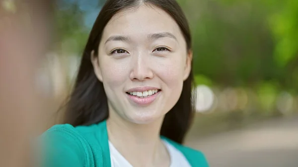Joven Mujer China Sonriendo Confiada Haciendo Selfie Con Cámara Parque —  Fotos de Stock