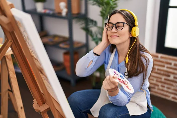 Young Woman Artist Listening Music Drawing Art Studio — Stock Photo, Image
