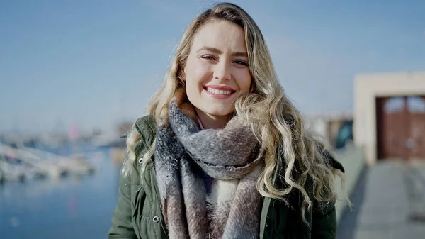 Young Blonde Woman Smiling Confident Standing Seaside — Foto Stock